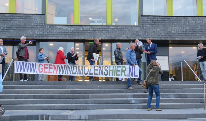 Burgemeester Boumans krijgt de petitie aangeboden.