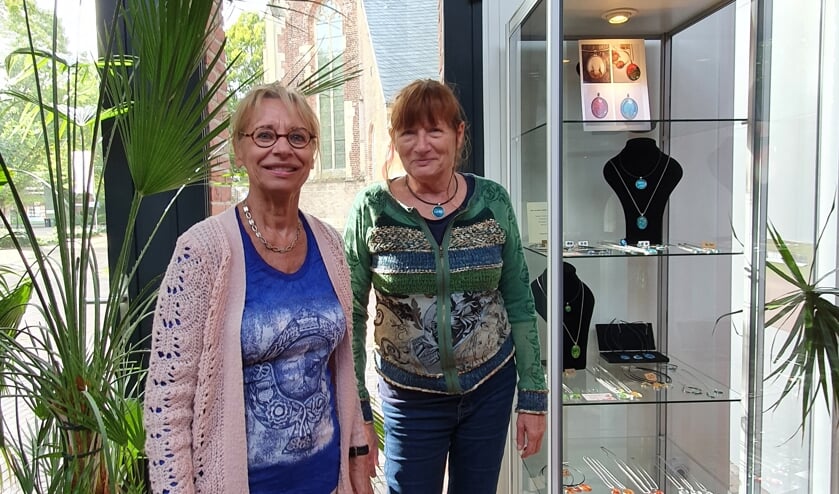 <p>Keramiste Corrie Dinnissen uit Doetinchem en sieradenmaakster Truus Hiddink uit Zelhem exposeren in De Huve. Foto: PR</p>