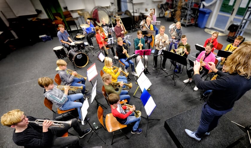 <p>Dirigent Almer Zijlstra aan de slag met het orkest Get Started. Foto: PR Eendracht Aalten </p>