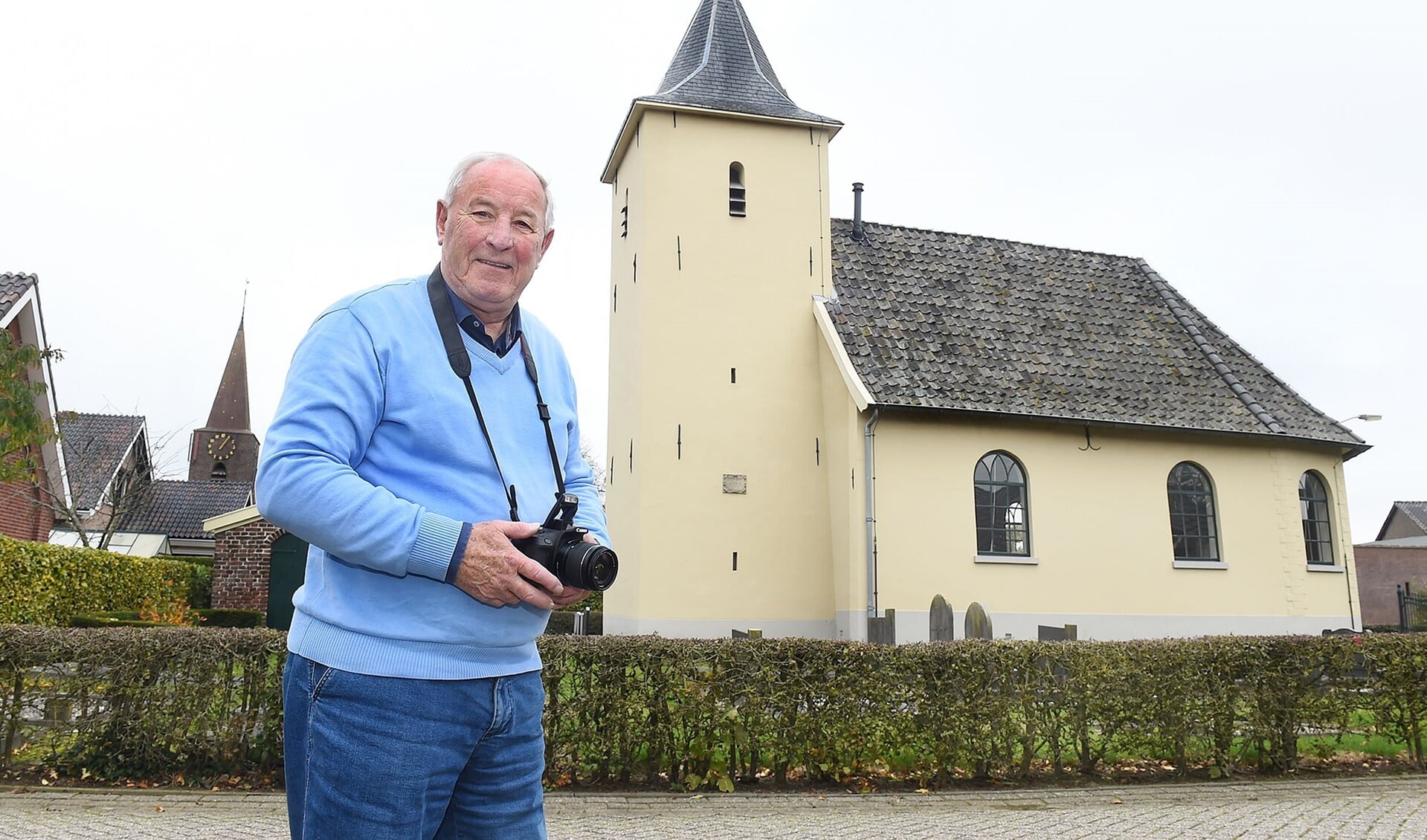 Ad van Aalst van de fotowerkgroep van de OVGG op pad in Megchelen bij de Nederlands Hervormde kerk. Foto: Roel Kleinpenning
