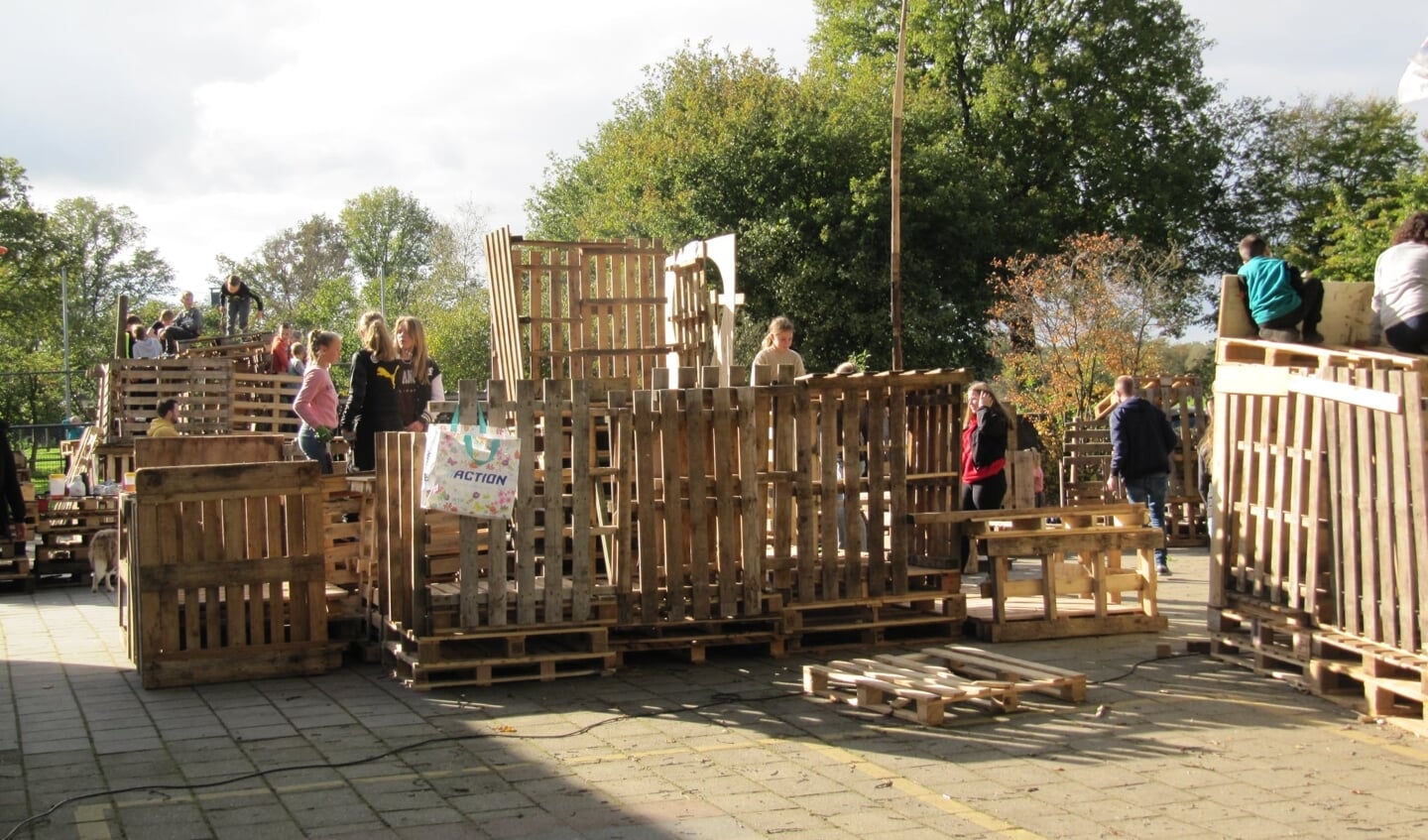 Alle leerlingen en enthousiaste ouders van de school hebben twee geweldige dagen gebouwd, samengewerkt, gespeeld en veel gelachen. Foto: PR