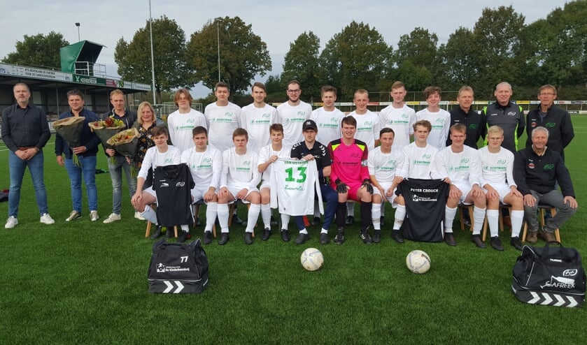 <p>Het team in de nieuwe outfits. Foto: RKZVC</p>