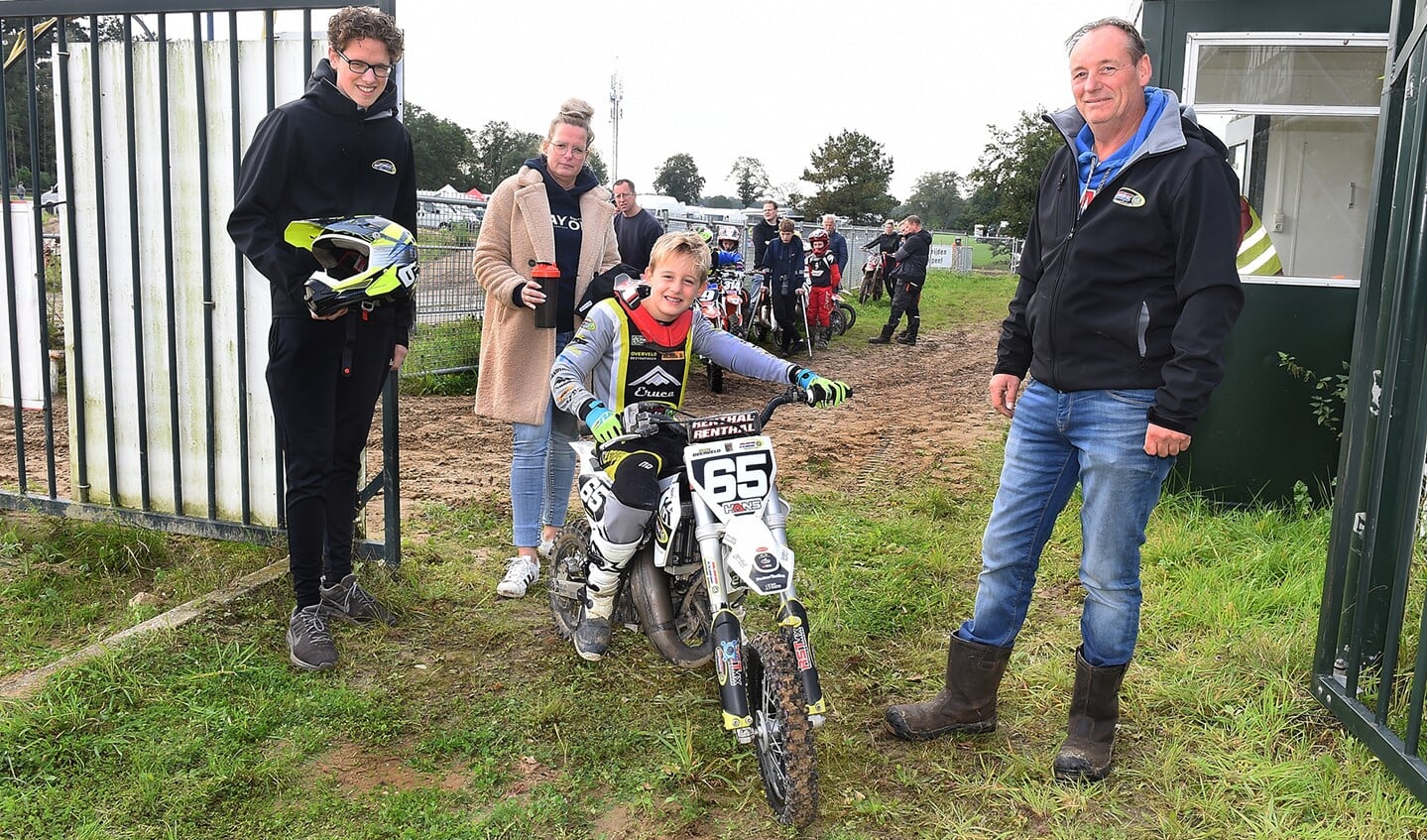 Broer Kas, moeder Corine, de 7-jarige motorcrosser Daan en vader Wilco Overveld uit Doetinchem. Foto: Roel Kleinpenning