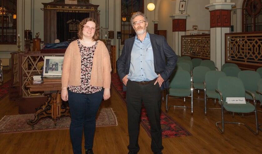 <p>Mirjam Vriend en Wim van Meurs, onderzoekers aan de Radboud Universiteit Nijmegen, in de Joodse synagoge in Zutphen. Foto: Henk Derksen</p>