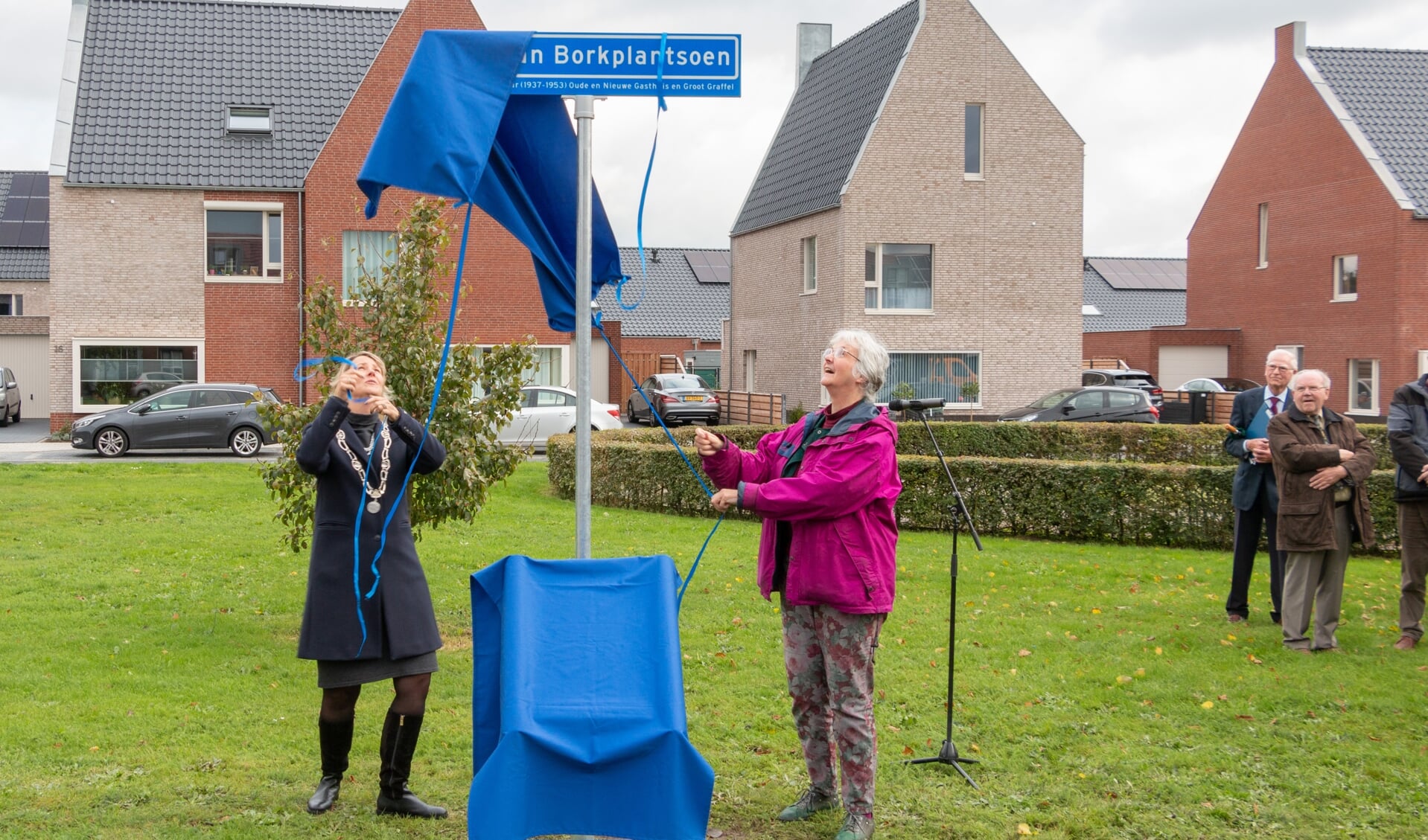 Locoburgemeester Laura Werger en kleindochter Marianne van Bork onthullen de straatnaam. Foto: Henk Derksen