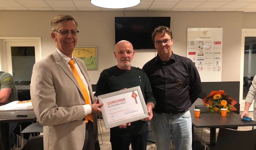 <p>Dick Rouwenhorst kreeg een zilveren KNVB-speld uitgereikt door KNVB ambassadeur Henk Plas (l). Foto: PR</p>