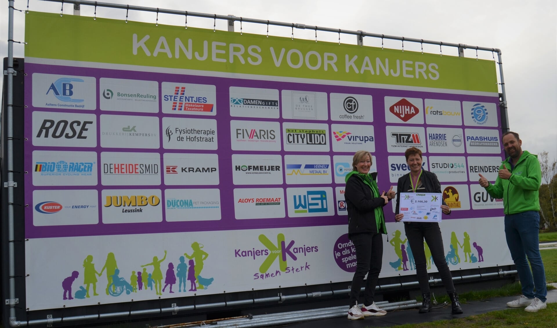 Esther Schuurman naast Daniëlle Stokkers en Maarten Overkemping van Kanjers voor Kanjers. Foto:  Karin Stronks