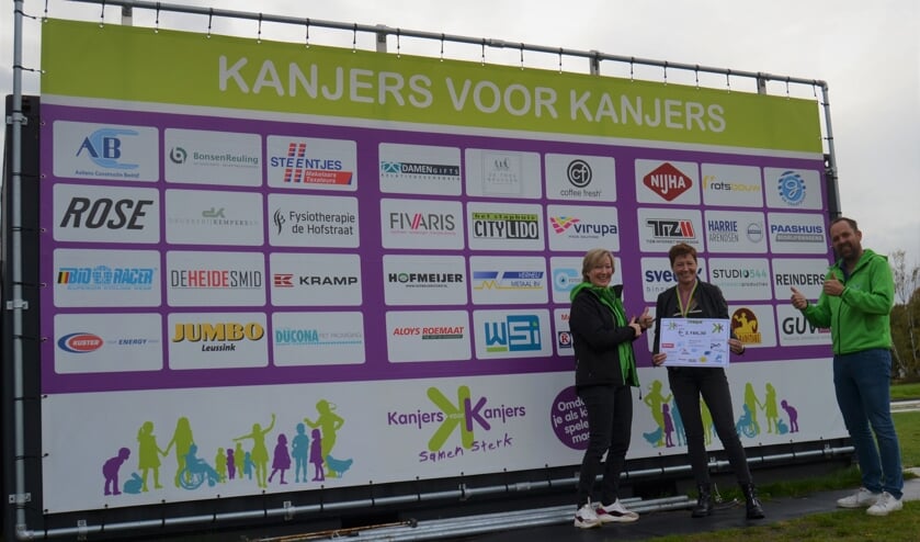Esther Schuurman naast Daniëlle Stokkers en Maarten Overkemping van Kanjers voor Kanjers. Foto: Karin Stronks