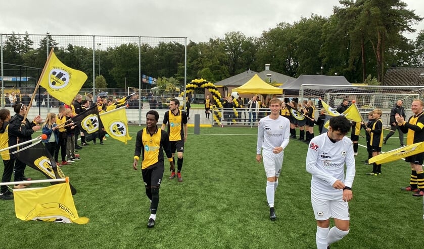 <p>De spelers van VV Vorden en WSV krijgen een feestelijke entree op het kunstgrasveld. Foto: Damian Piekaar</p>