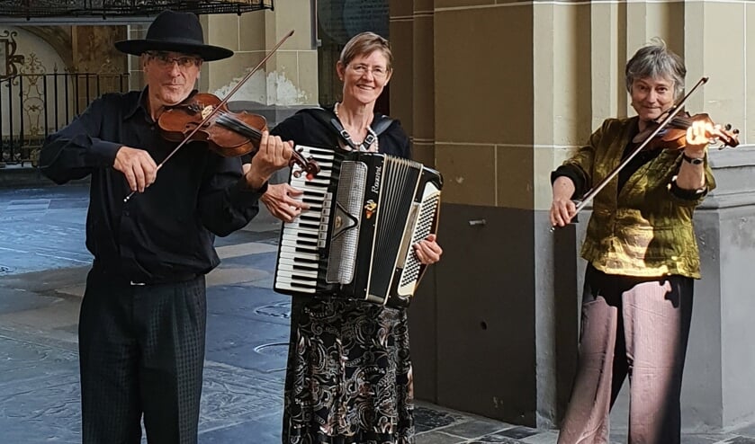 De verhalen in de Bibliotheek Zutphen worden afgewisseld met klezmermuziek door het trio Klezfreilachs. Foto: PR