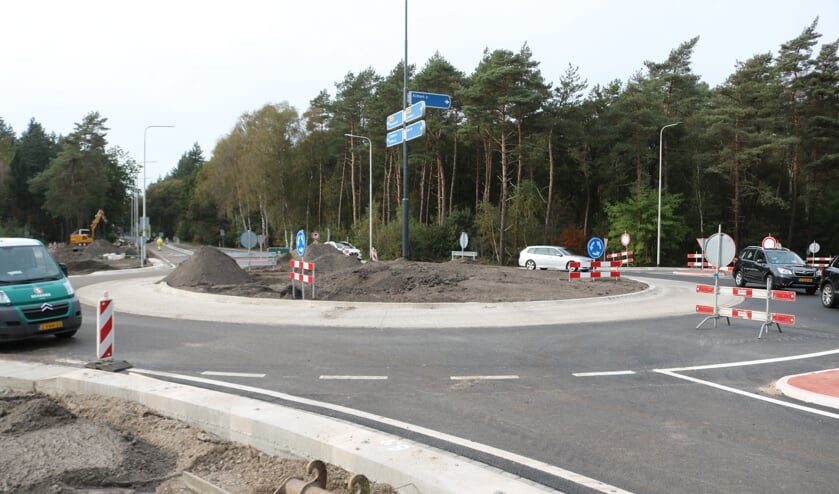 <p>De rotonde zal eind deze week in gebruik kunnen worden genomen. Foto: Arjen Dieperink</p>