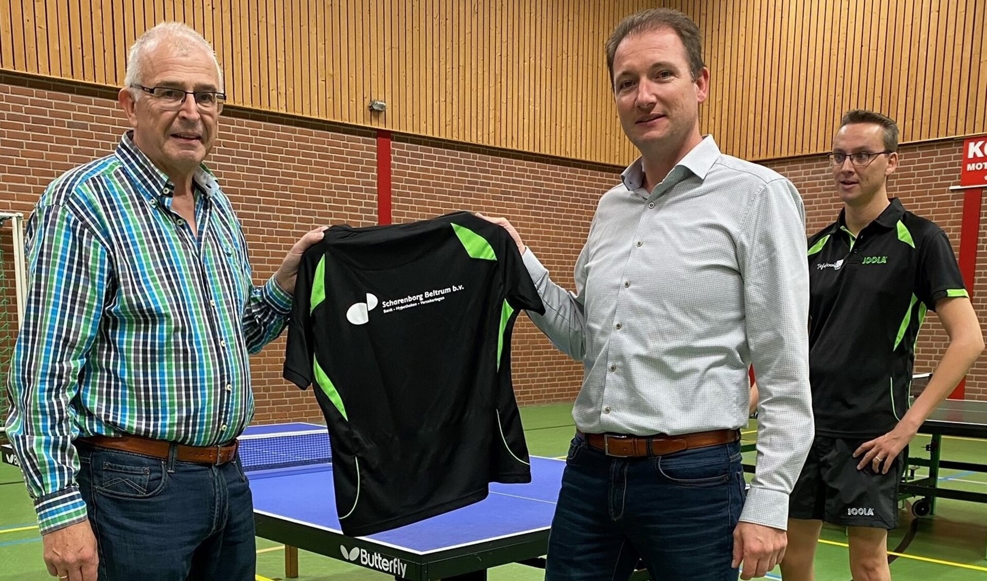 Voorzitter Walter Rouwhorst (links) en sponsor Edwin Penterman tonen het nieuwe shirt met het logo van Scharenborg. Foto: TTV VIOS