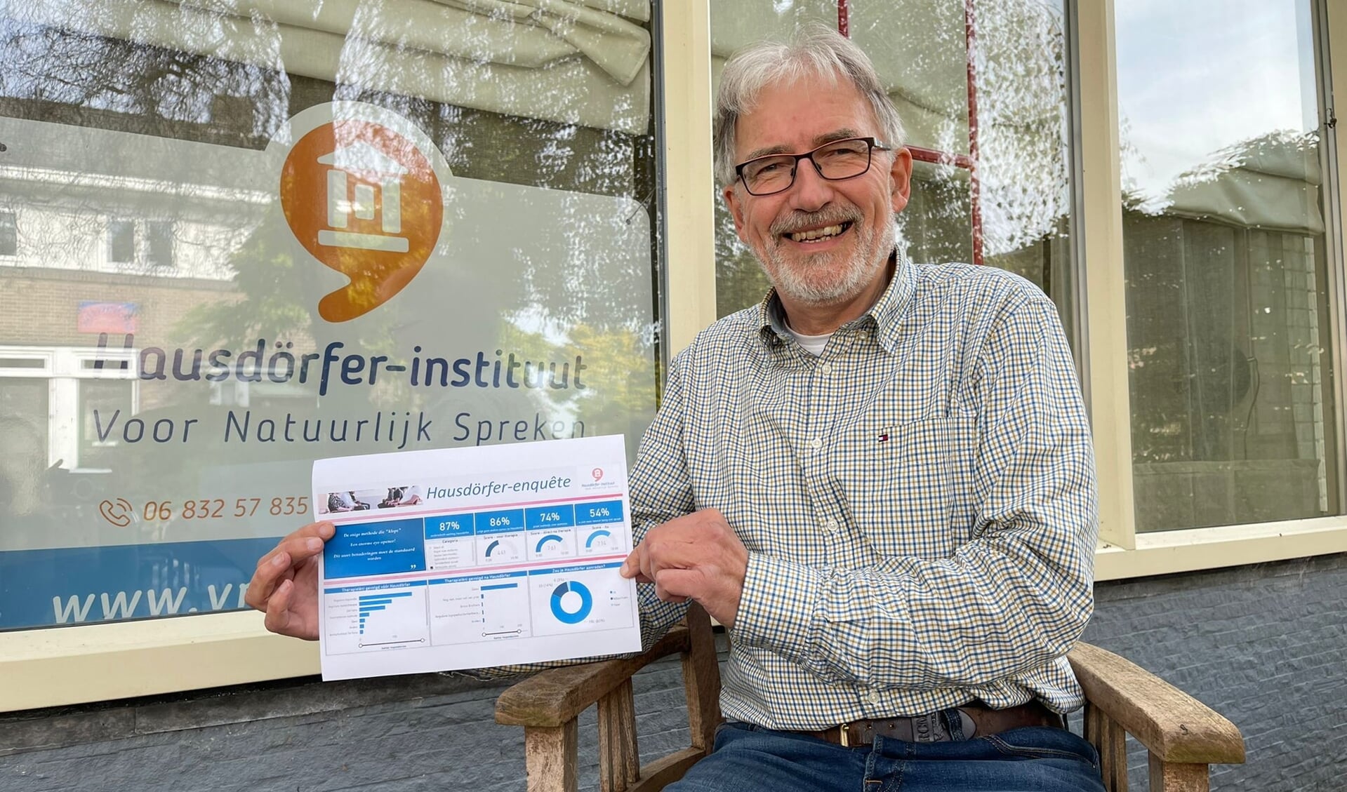 Stottertherapeut Jan Heuvel uit Zutphen toont trots de positieve resultaten van een wetenschappelijk onderzoek naar de werking van de door hem aangeboden Hausdörfer-methode. Foto: Wendy Oldenhof