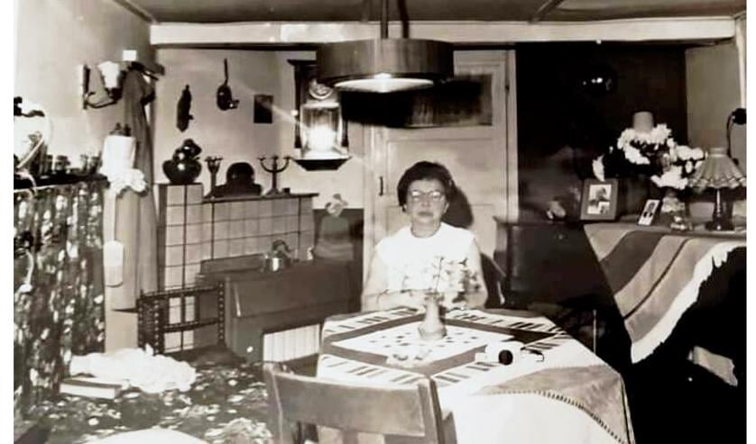 Bredevoort, Toontje Wensink in haar huiskamer. Foto: Frits Onnink.
