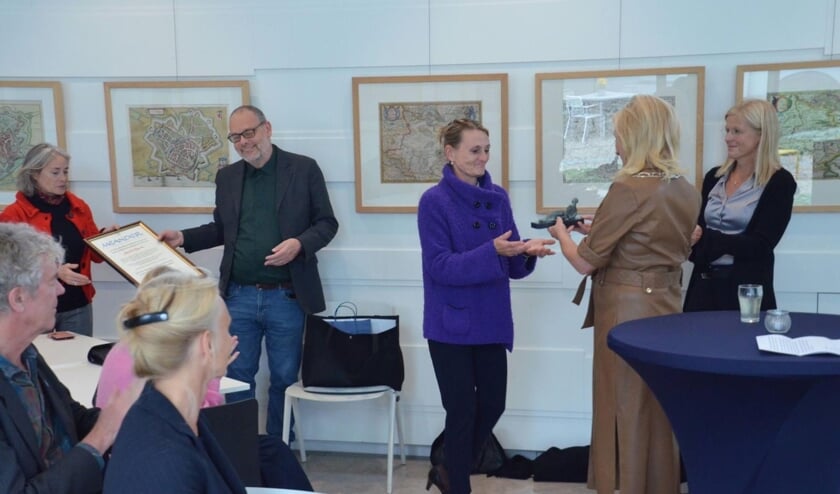 <p>Burgemeester Annemieke Vermeulen overhandigt de Meander aan de kinderen van beeldend kunstenares Maïté Duval. Foto: Vincent Kramer</p>