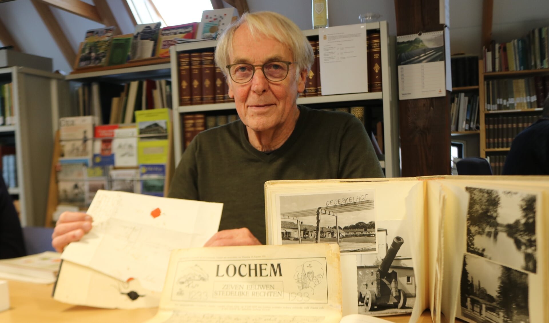Eddy ter Braak met enkele nieuwe aanwinsten van het Historisch Genootschap Lochem-Laren-Barchem. Foto: Arjen Dieperink
