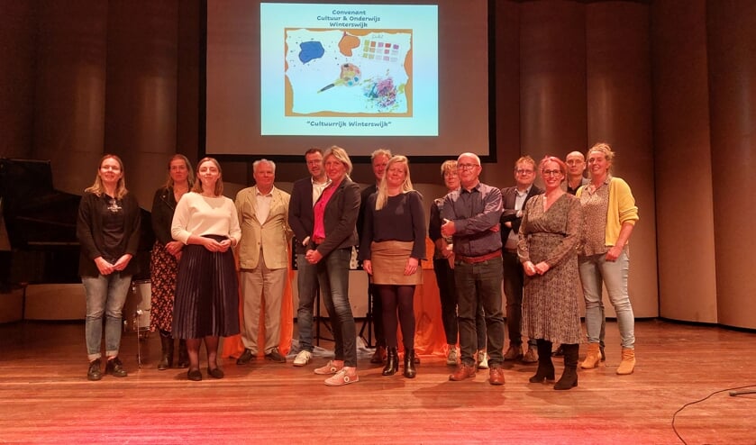 <p> Ondertekenaars van het convenant door basisscholen, culturele partners en de gemeente. Foto: Han van de Laar </p>
