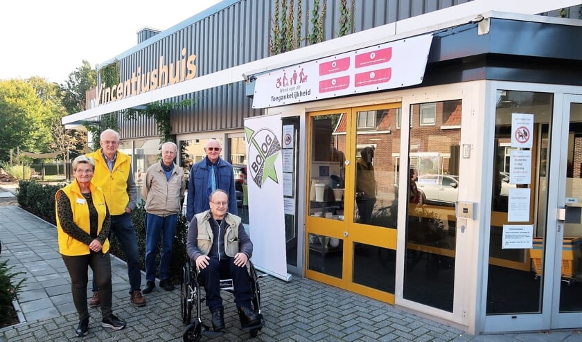 Vlnr: Cintha Lensink, Gerard Kamp, Ton Goossens, Theo Bloemenkamp en in de rolstoel Wilfried Klein Avink. Foto: Theo Huijskes