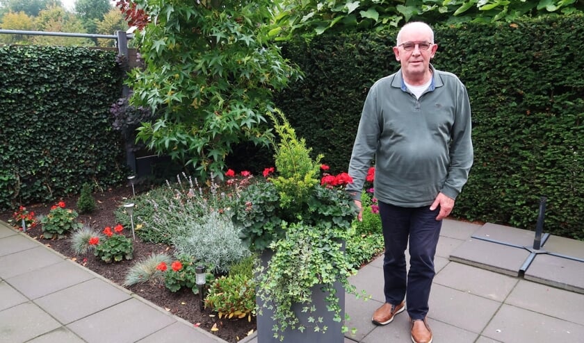 <p>Vrijwilliger Leo Nijkamp, staand in zijn achtertuintje van zijn woning in Groenlo. Foto: Theo Huijskes</p>