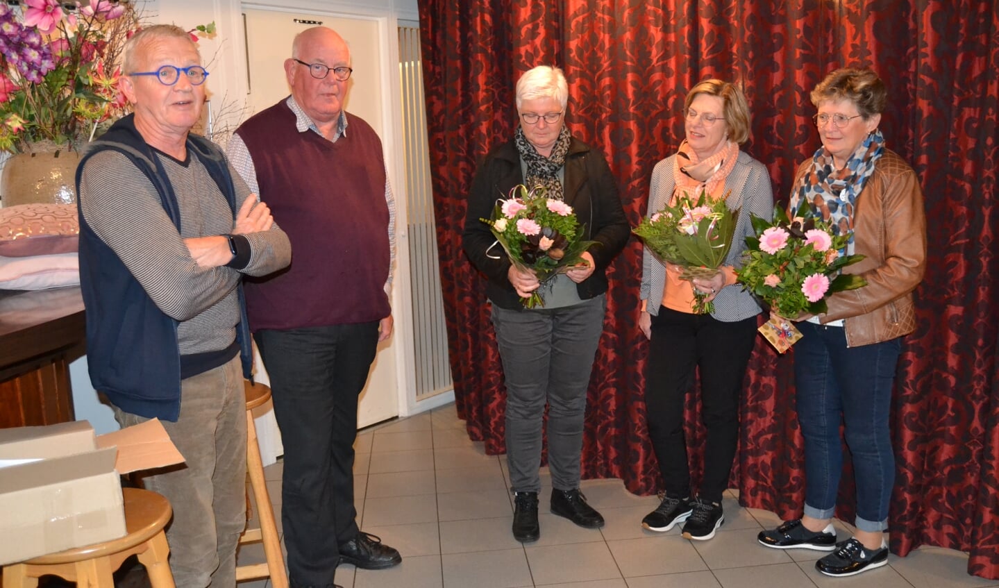 Links Vincent Elferink, Hans Breuker, Margreet Prinzen, Liesbeth Nijman en Anny Navis, Zonnebloem. Foto: Karin Stronks