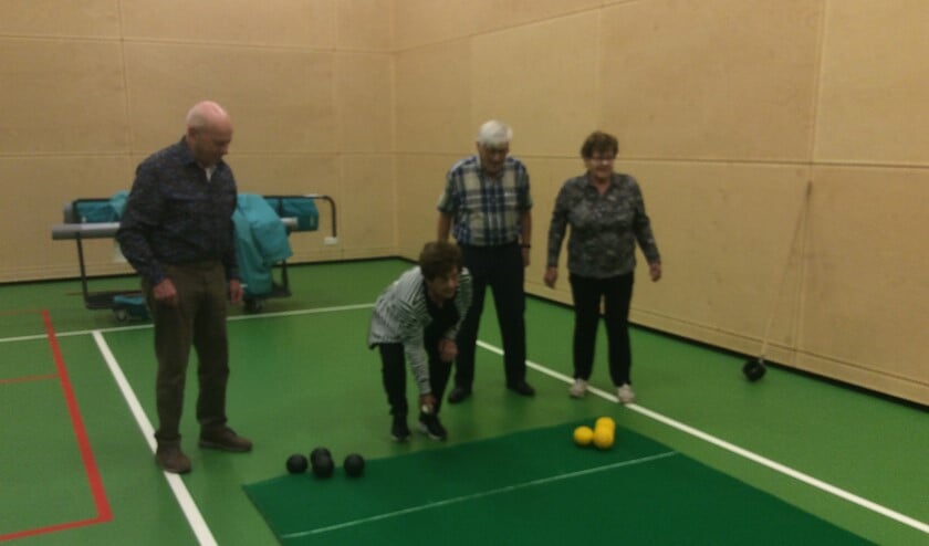 Er wordt om en om met zwarte en gele ballen gerold. Foto: PR