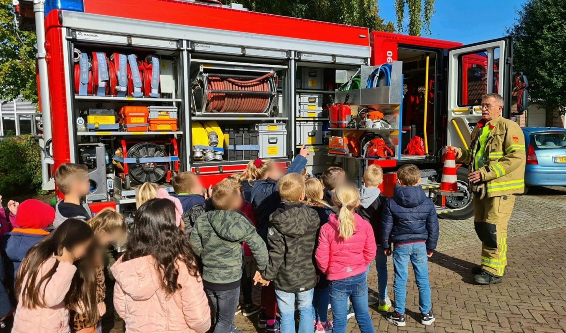 Leerlingen maken kennis met de brandweer. Foto: PR