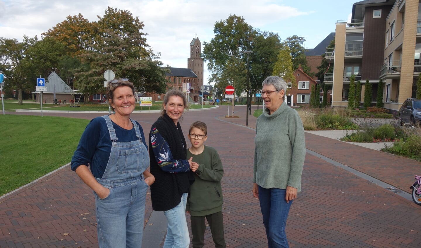 Van links naar rechts: Mercedes Goud, Nanny van der Laar, Samuel, Miny Grotenhuis. Foto: Clemens Bielen