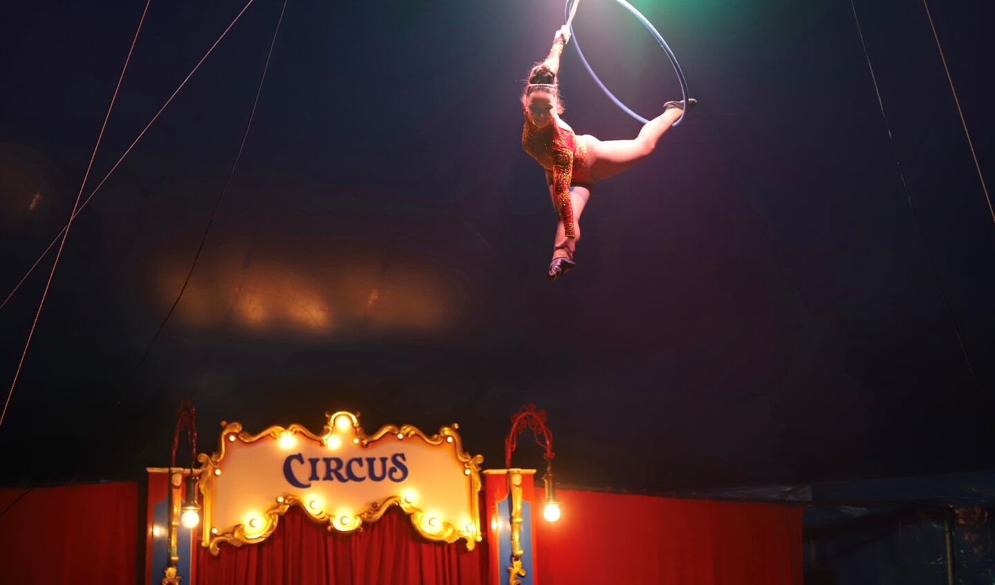 Acrobate Kaltrina stijgt met haar hoepel in de circustent tot grote hoogte. Foto: Sander Grootendorst