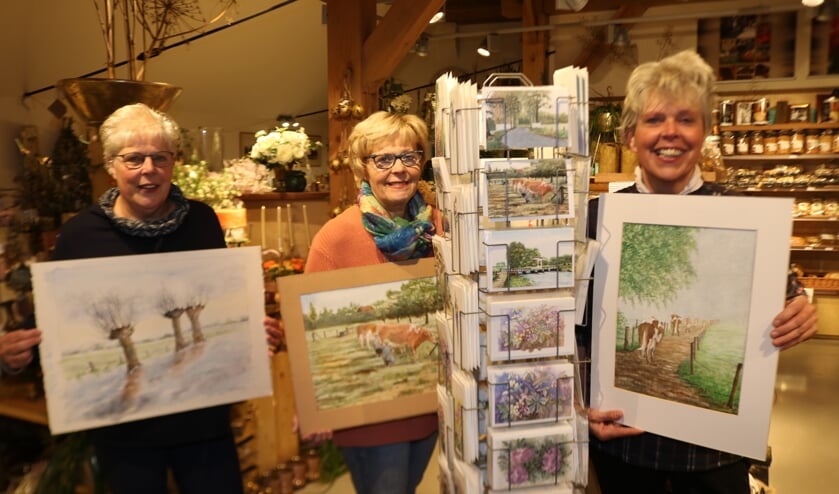 <p>V.l.n.r. Anna, Henny en Janneke laten trots hun vaders werk zien, dat ook als kaart in de molen staat. Foto: Arjen Dieperink</p>