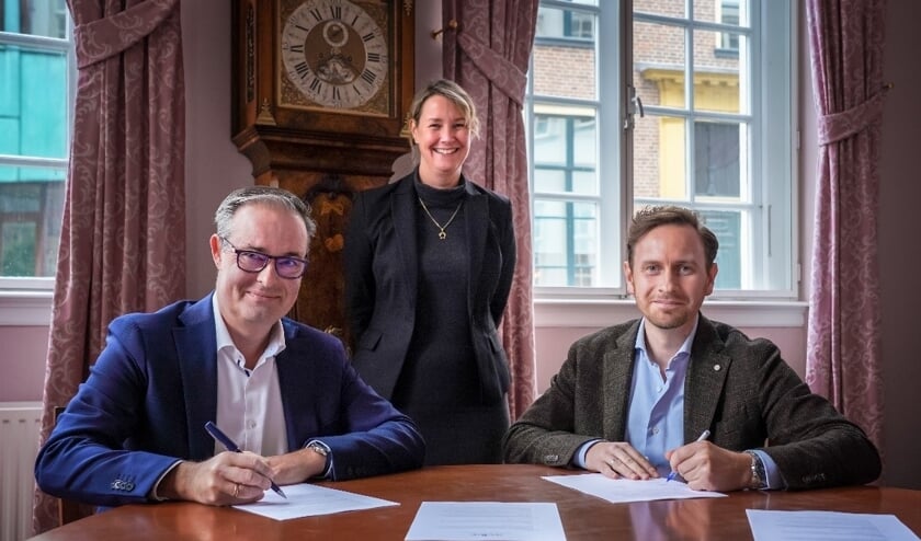 Ondertekening door directeur Aevitae Geert van Kruistum (links) en directeur Bernard Verbeek in aanwezigheid van wethouder Laura Werger. Foto: gemeente Zutphen