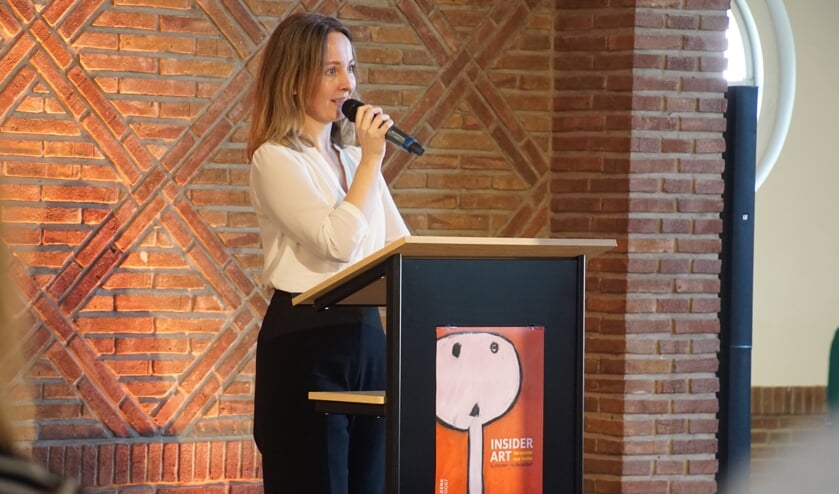 <p>Sylvia Heijnen opent de tentoonstelling. Foto: Frank Vinkenvleugel</p>