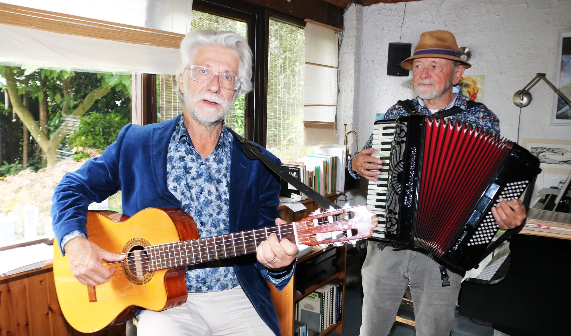 Arnold Slaghek (gitaar) en Rien Wulffraat (accordeon) zijn druk aan het oefenen voor het kamerconcert. Foto: Arjen Dieperink