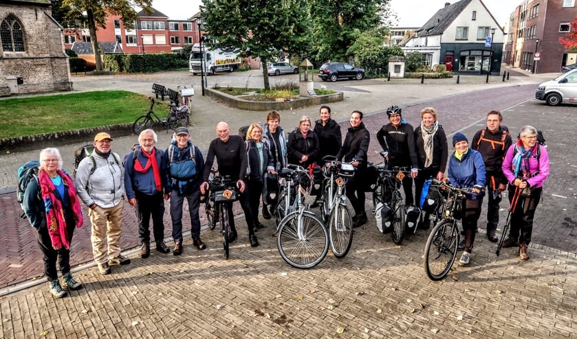 <p>De deelnemers aan de pelgrimage Hengelo-Kevelaer vertrokken op maandagochtend 18 oktober bij de vredesvlam bij de Remigiuskerk. Foto: Luuk Stam</p>