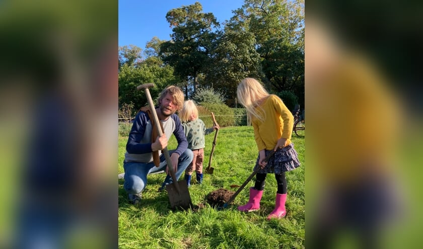 De eerste grasplag wordt gestoken. Foto: PR