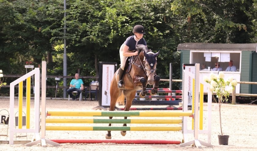 <p>Anneke Thuinte met haar paard Mr. Miracle. Foto: Lotte Elferink</p>