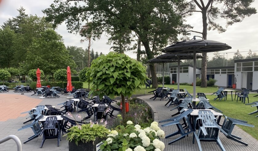 <p>Het terrasmeubilair van zwembad In de Dennen is aan vervanging toe. Foto: PR</p>