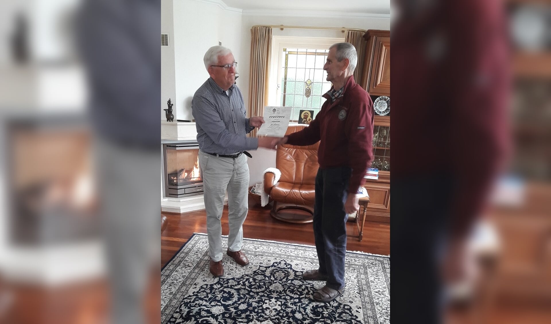 Henk Eijkelkamp overhandigt Jan de oorkonde. Foto: PR