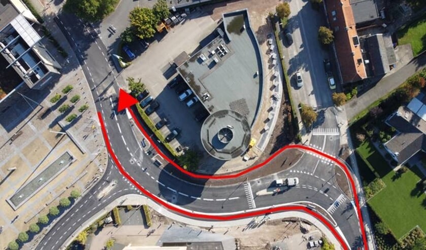 <p>Overzicht van de nieuwe verkeerssituatie. In het rood de nieuwe fietspaden. Foto: gemeente Oost Gelre</p>