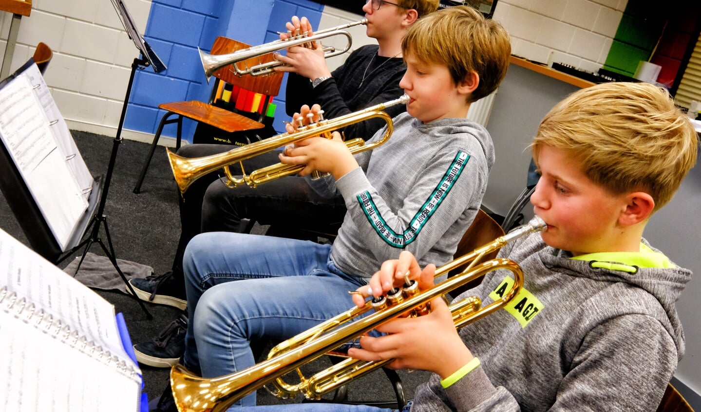 De trompetspelers van Get Started oefenen hard op hun passage. Foto: PR Eendracht Aalten 