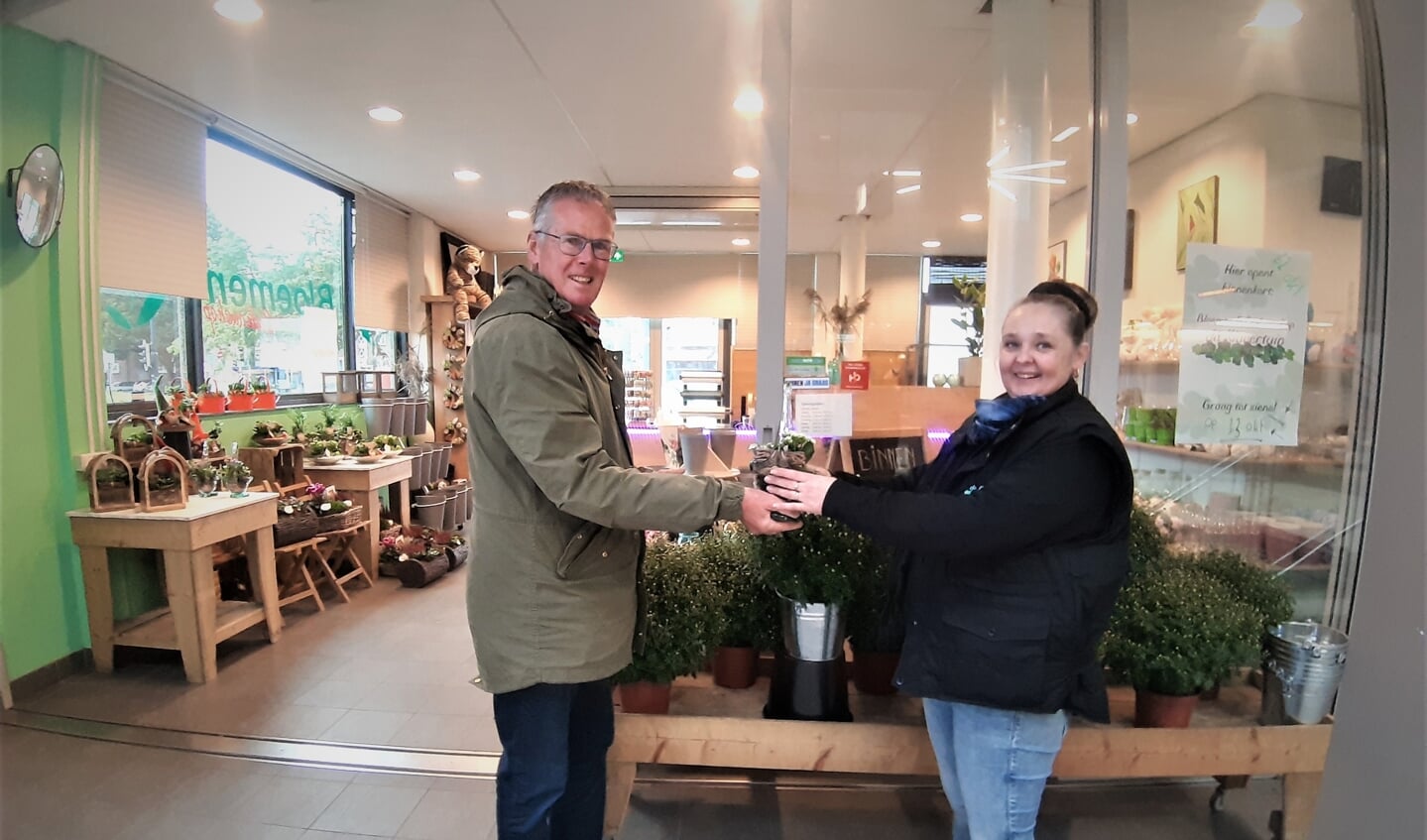 Thomas van Vliet feliciteert Josepha Liefers-Makkinje met de overname van de bloem- en cadeaushop in de Zutphense stationshal. Deze opent vandaag. Foto Rudi Hofman  