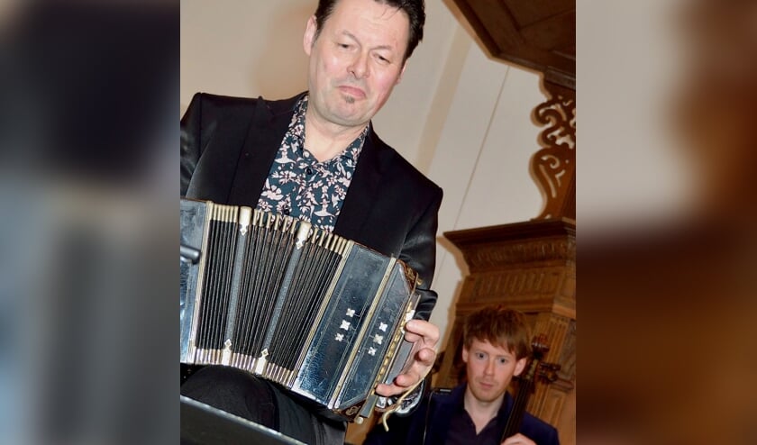 <p>Carel Kraayenhof speelt in Ruurlo met het Matangi Quartet. Foto: Louis Swart</p>