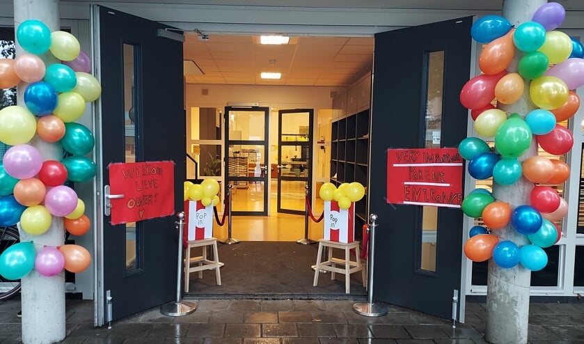<p>Sinds lange tijd mochten ouders van leerlingen van De Dorpsschool het schoolgebouw weer gezamenlijk betreden. Reden genoeg om de entree te versieren. Foto: De Dorpsschool</p>