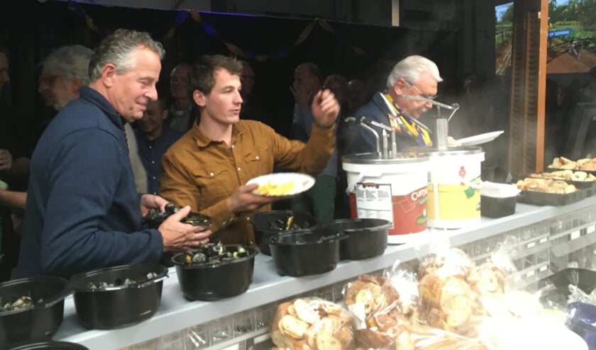 <p>In 2019 hield Lionsclub Bronckhorst de eerste Bronckhorster Mosselparty in de Innovatieloods in Vorden. Foto: Anne Pera</p>