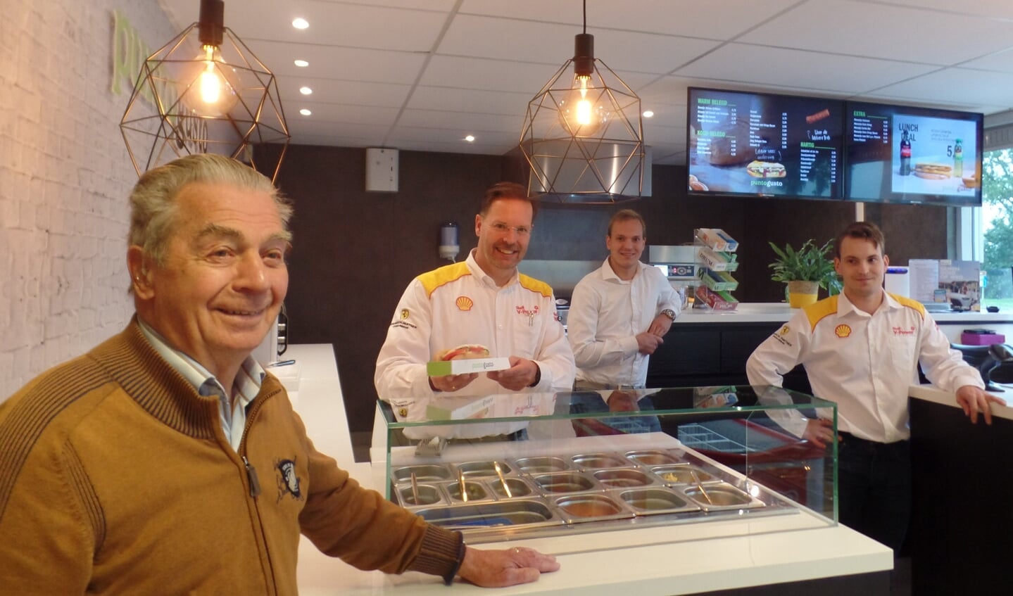 Onder toeziend oog van Driekus Groot Jebbink, staan Jan, Jochem en Steven Groot Jebbink (v.l.n.r.) in de nieuwe Punto Gusto bakery van het tankstation. Foto: Jan Hendriksen