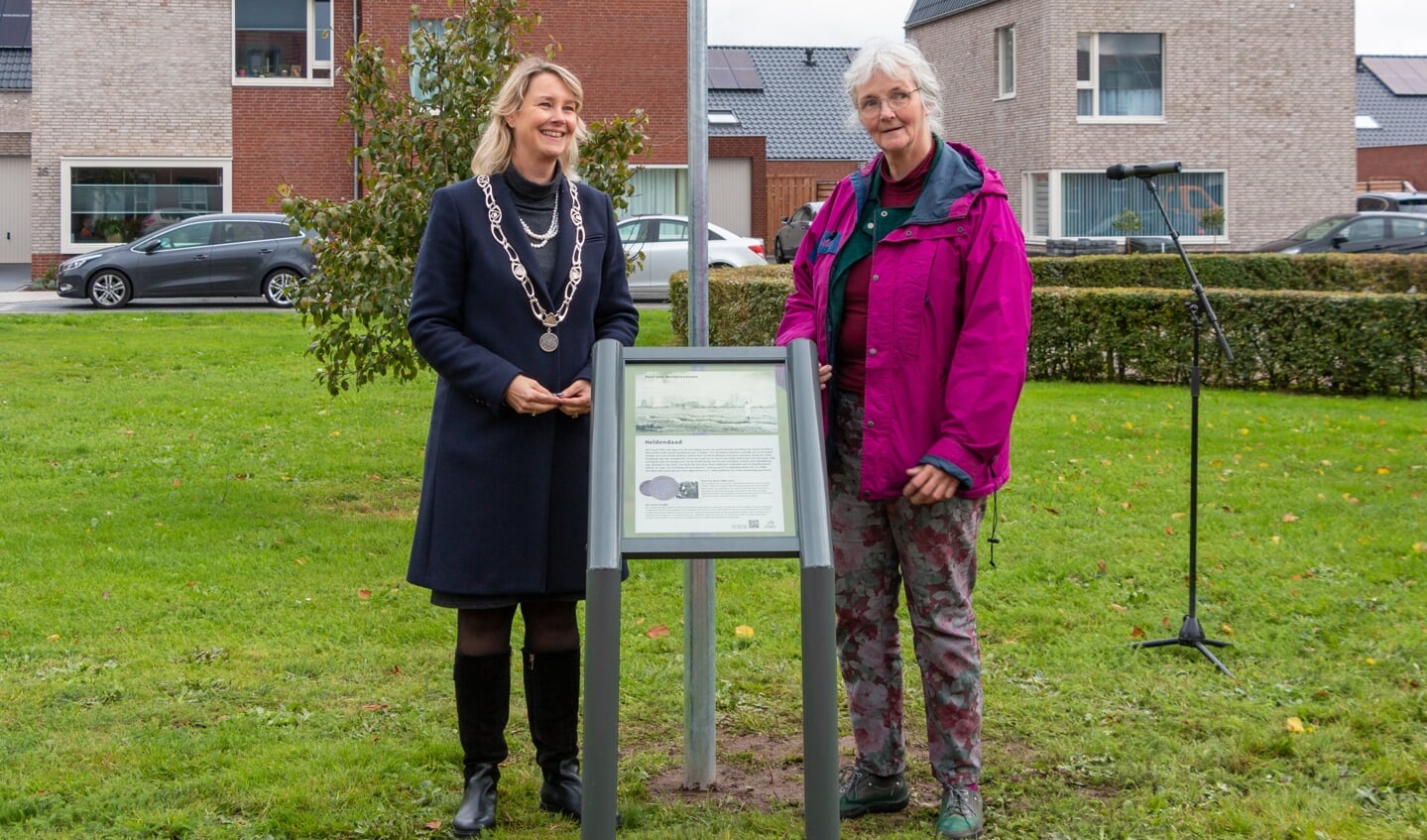 Locoburgemeester Laura Werger en kleindochter Marianne van Bork bij het zojuist onthulde monumentenbord. Foto: Henk Derksen 