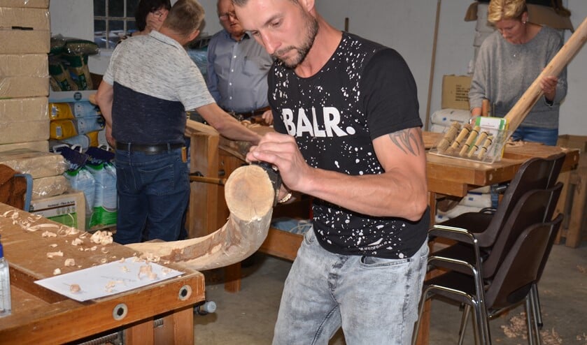 Cursist Nicky Böttcher schaaft de stam in de juiste vorm. Foto: Joop van den Bosch