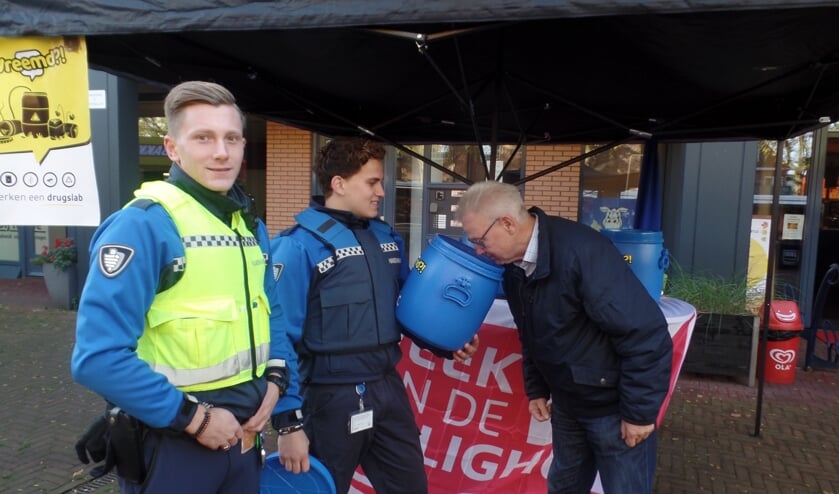 <p>Menigeen stak zijn neus in een van de drie blauwe ‘reukbussen’. Foto: Jan Hendriksen </p>