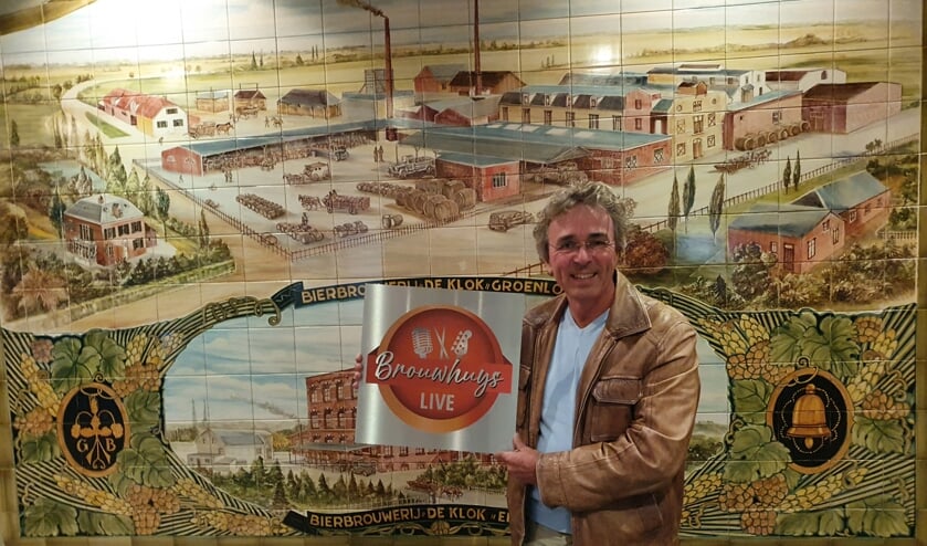 Een blije voorzitter Marcel Teunissen met het nieuwe logo van Brouwhuys LIVE