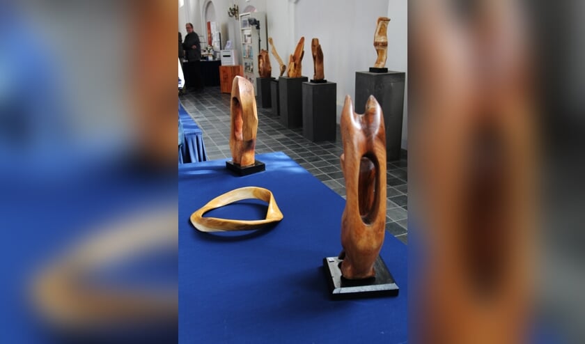 <p>Beeldhouwers exposeren sculpturen in de Dorpskerk. Foto: PR</p>