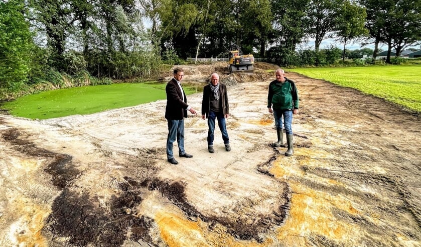 Vlnr: wethouder Henk van Zeijts, Johan Busger op Vollenbroek van Natuur in de Graafschap en Wilfried Berendsen van 't Onderholt bij de poel die wordt hersteld. Foto: Henri Bruntink